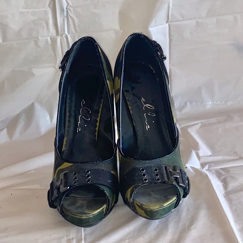 Women’s Camo heels great condition